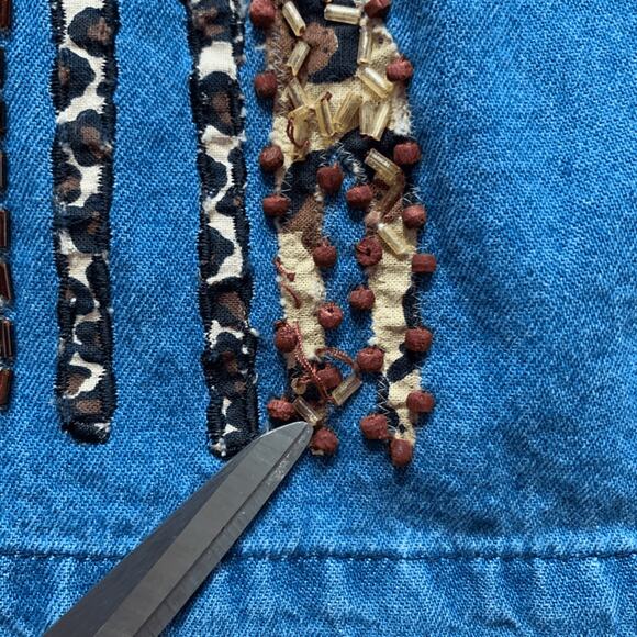 Vintage 90s Chambray Medium Wash Denim Shirt Jacket Giraffe Animal Beaded Safari - Picture 9 of 12